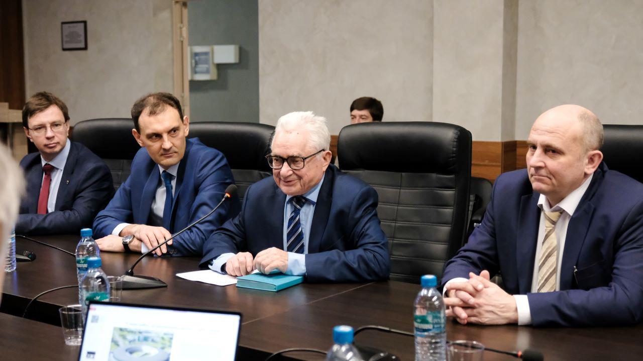 фотография: пресс-служба СФУ / Евгений  Пузин, пресс-служба ФИЦ «Красноярский научный центр СО РАН» / Анастасия Тамаровская}